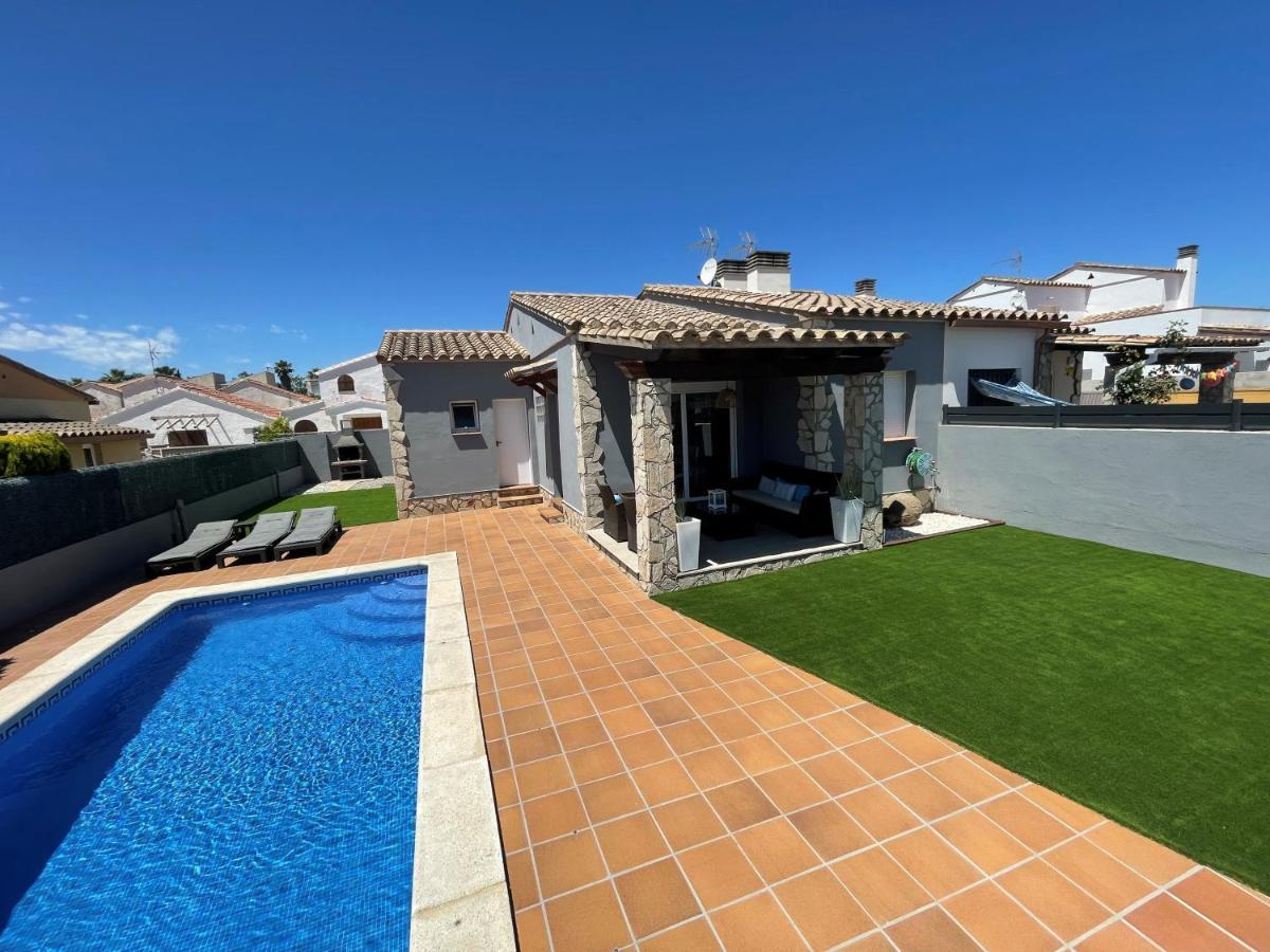 Casa En L Escala Con Piscina Y Wifi Free Villa L' Escala Kültér fotó