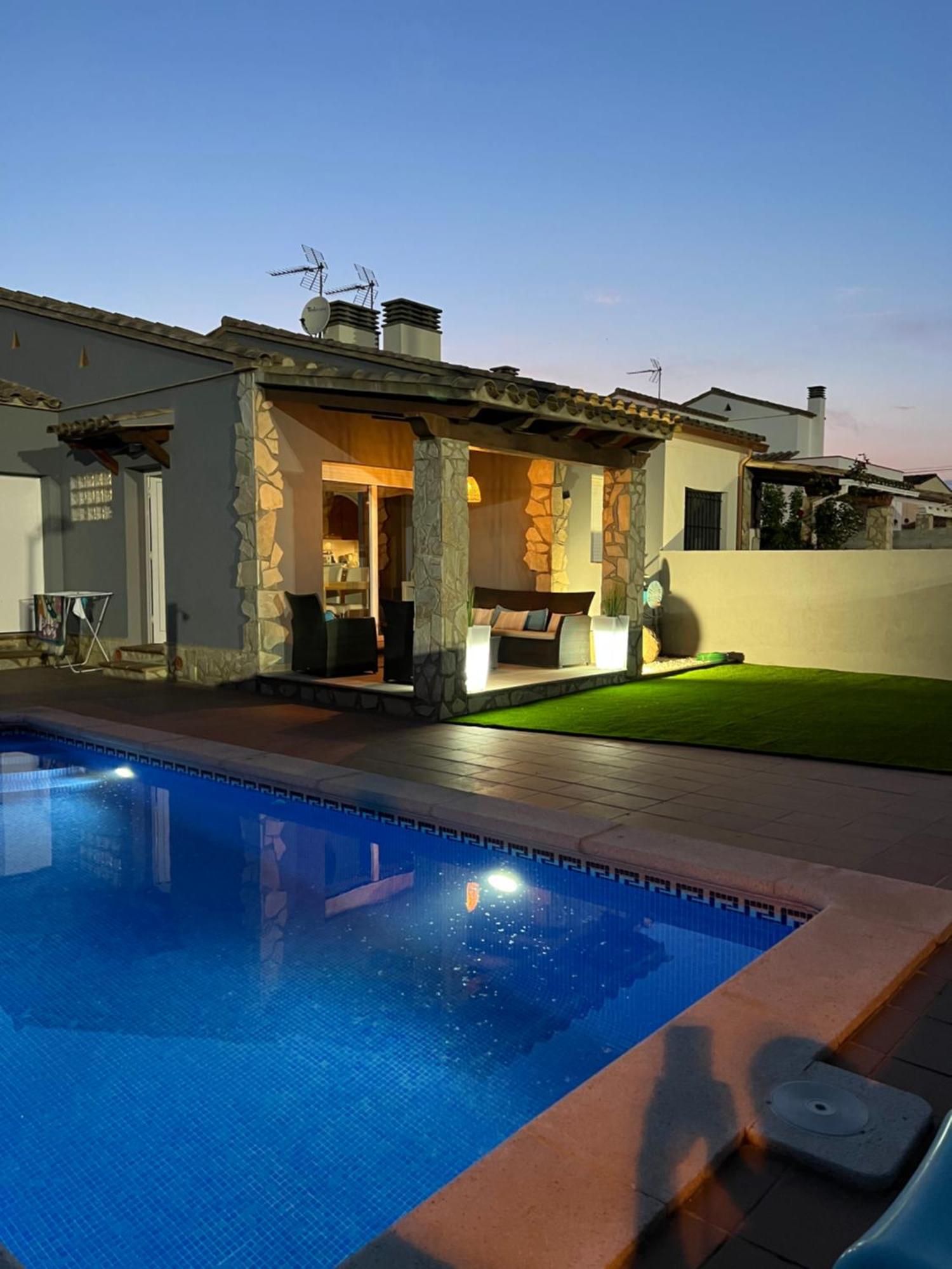Casa En L Escala Con Piscina Y Wifi Free Villa L' Escala Kültér fotó